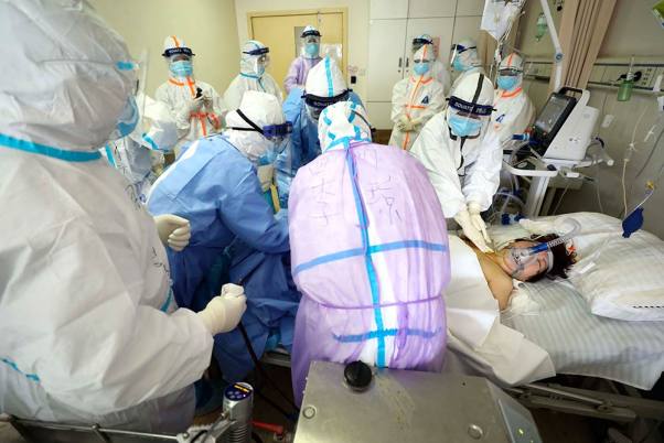 मध्य चीन के हुबेई प्रांत के वुहान में कोरोना वायरस रोगियों को देखते चिकित्सा कर्मी