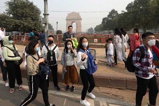 राजधानी दिल्ली में प्रदूषण से बचने के लिए मास्क पहले विदेशी पर्यटक