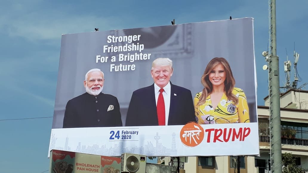 24 फरवरी को ट्रंप की भारत यात्रा से पहले अहमदाबाद में लगे प्रधानमंत्री नरेंद्र मोदी, अमेरिकी राष्ट्रपति डोनाल्ड ट्रंप और अमेरिका की पहली महिला मेलानिया ट्रंप के पोस्टर