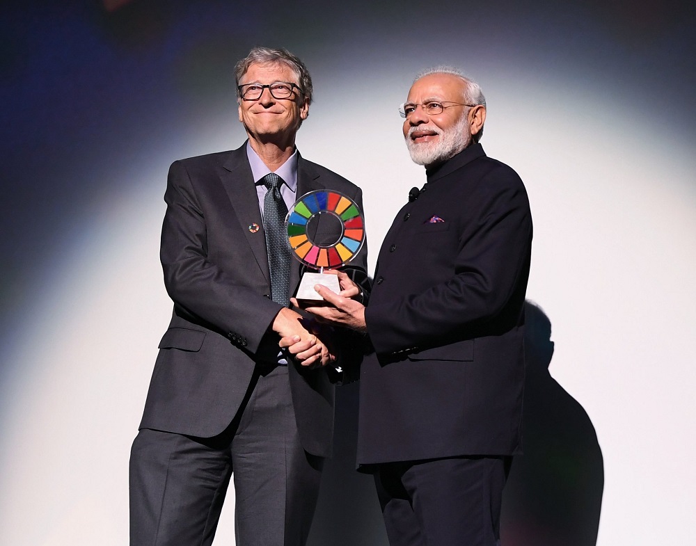 प्रधानमंत्री नरेंद्र मोदी को न्यूयॉर्क में स्वच्छ भारत अभियान के लिए बिल एवं मिलिंडा गेट्स फाउंडेशन की ओर से बिल गेट्स द्वारा ग्लोबल गोलकीपर्स अवॉर्ड से नवाजा गया