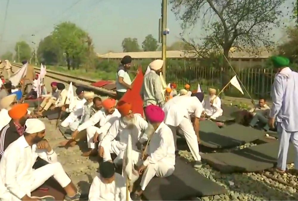 अमृतसर में संयुक्त किसान मोर्चा के भारत बंद के आह्वान पर किसानों ने किया रेलवे ट्रैक ब्लॉक