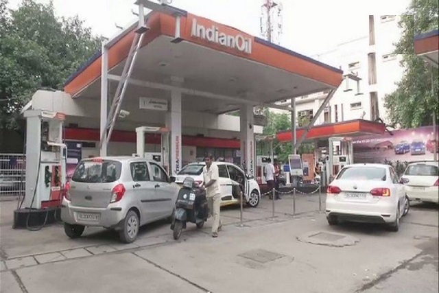 तेल की कीमतों में हुई बढ़ोतरी, दिल्ली में पेट्रोल 68.50 तो मुंबई में 74.16 रुपये/लीटर