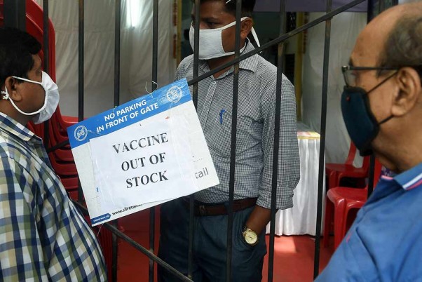 मुंबई में कोरोना वैक्सीन खत्म होने के बाद बंद टीकाकरण केंद्र