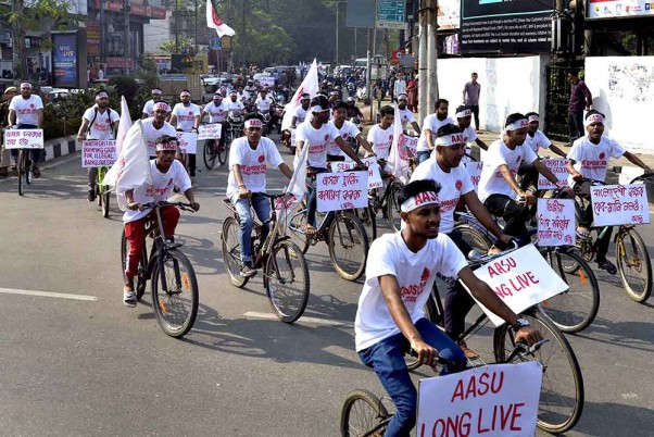 गुवाहाटी में नागरिकता संशोधन विधेयक के विरोध में साइकिल रैली करते ऑल असम स्टूडेंट यूनियन के सदस्य