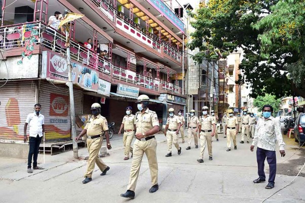 लॉकडाउन के दौरान लोगों से घरों में रहने का आग्रह कर फ्लैग मार्च करते बेंगलुरु पुलिसकर्मी