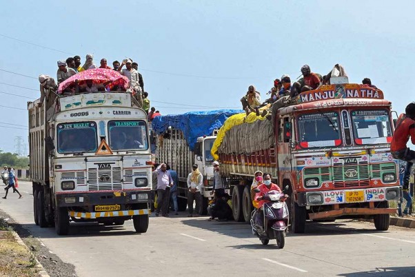 कोरोना वायरस के मद्देनजर लगाए गए लॉकडाउन के दौरान जबलपुर में प्रवासी श्रमिक अपने मूल स्थानों तक पहुंचने के लिए ट्रंकों से यात्रा करते