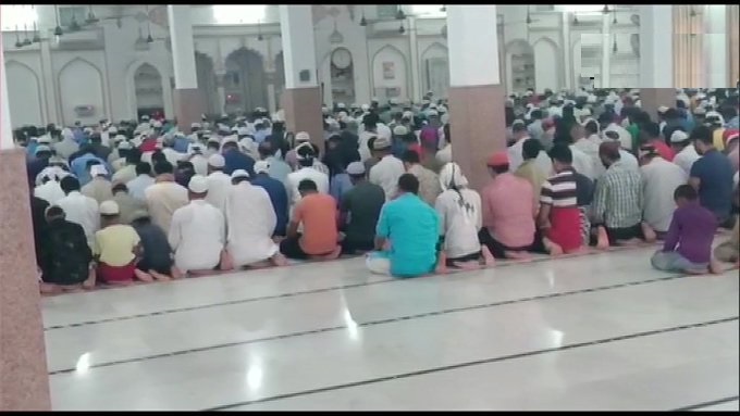 श्रीनगर: अनुच्छेद 370 पर सरकार के फैसले के बाद शहर की एक मस्जिद में नमाज अदा करते स्थानीय लोग