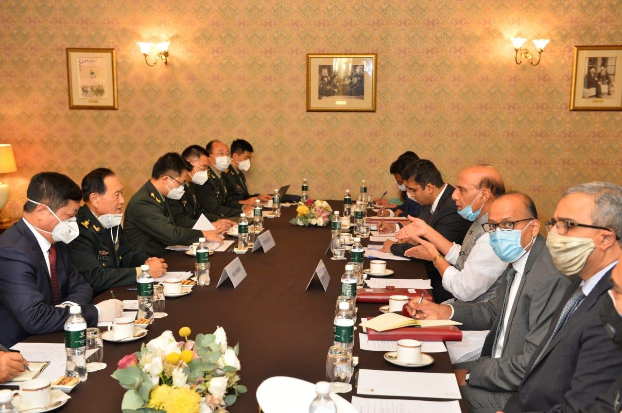 रक्षा मंत्री राजनाथ सिंह मॉस्को में चीन के रक्षा मंत्री के साथ बैठक करते हुए