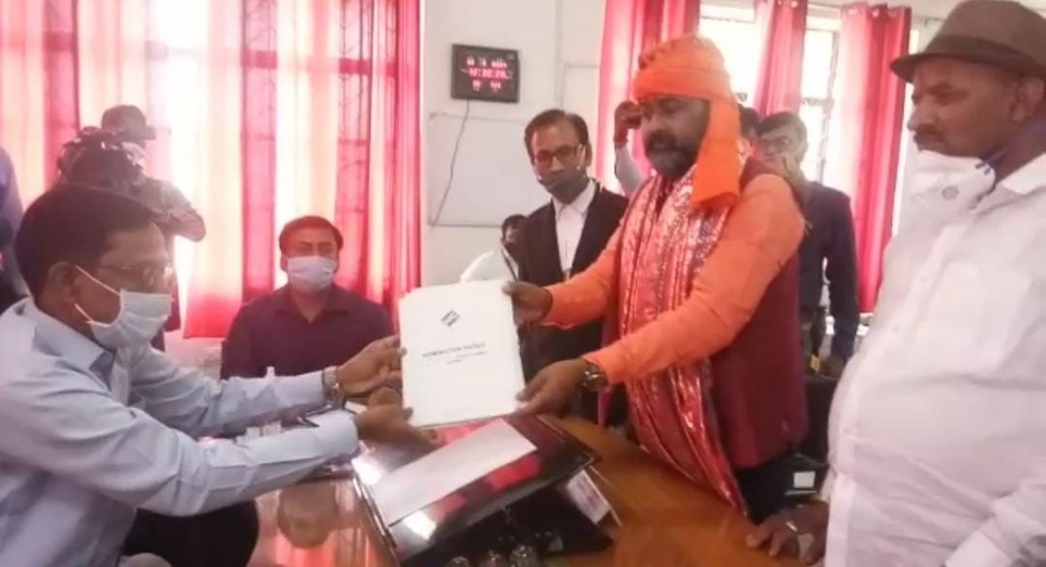 मधुपुर उप चुनाव: भाजपा के गंगा ने किया नामांकन, घर से ही मिली चुनौती, इलाके से दो टर्म विधायक पलिवार रहे गायब