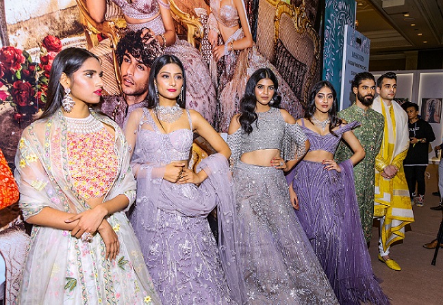 नई दिल्ली में वोग वेडिंग शो 2019 के दौरान परिधानों का प्रदर्शन करते मॉडल