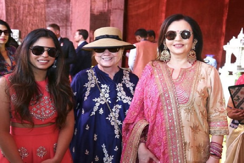 उदयपुर में ईशा और नीता अंबानी के साथ नजर आईं अमेरिका की पूर्व प्रथम महिला हिलेरी क्लिंटन