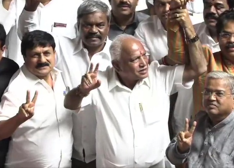 कर्नाटक में कांग्रेस-जेडीएस सरकार गिरी। सदन में विक्ट्री साइन दिखाते भाजपा नेता बीएस येदियुरप्पा