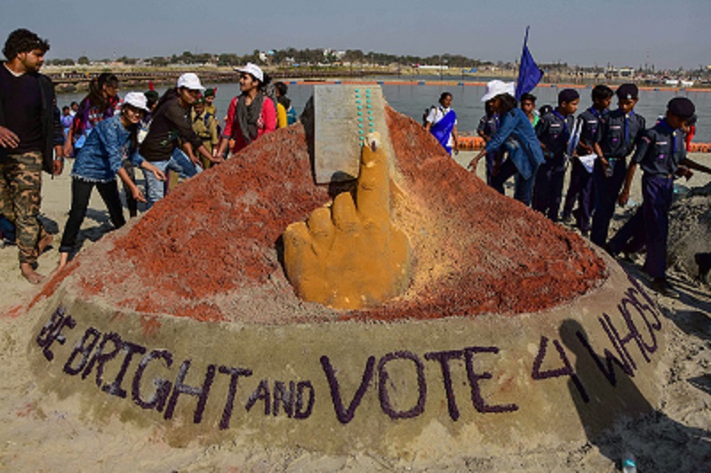 प्रयागराज में आम चुनाव 2019 से पहले मतदान के अधिकार के बारे में जागरूकता लाने के लिए इलाहाबाद केंद्रीय विश्वविद्यालय के छात्रों ने रेत में यह आकृति उकेरी