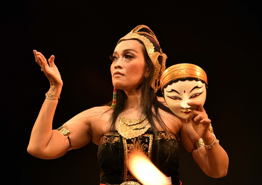 गुवाहाटी में ब्रह्मपुत्र साहित्य महोत्सव के दौरान नाटक कलाकार तारा नोएसनतारा प्रसिद्ध इंडोनेशियाई डांस ‘वायंग टोपेंग’ पेश करती हुईं