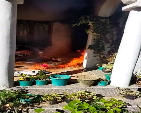 नैनीताल में सलमान खुर्शीद के घर पर आगजनी और पथराव, अयोध्या पर विवादित किताब लिखने पर मचा है बवाल