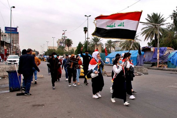 इराक के तहरीर चौक पर सरकार विरोधी प्रदर्शनों में भाग लेते छात्र