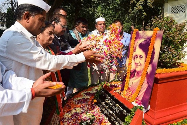 यूपी के लखीमपुर में इंदिरा गांधी की मूर्ति को पहनाया गया बुर्का, भड़के कांग्रेसी