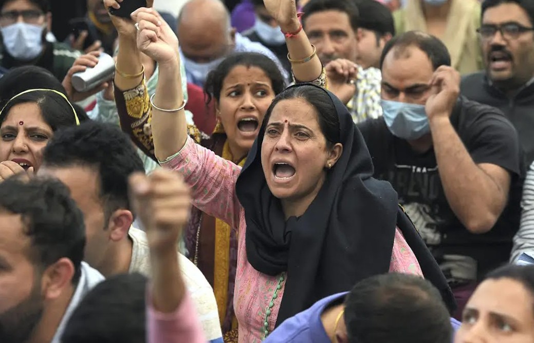 कश्मीर: शिक्षिका की हत्या के लिए पति ने अधिकारियों को ठहराया दोषी, लगाए कई आरोप