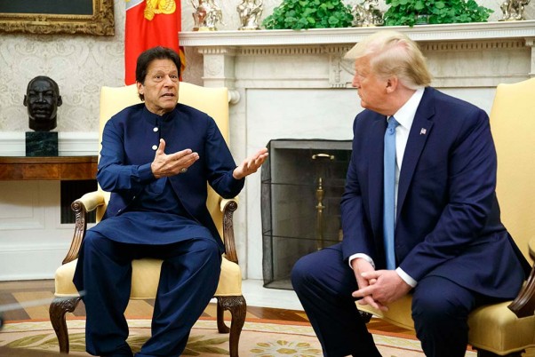 व्हाइट हाउस में बैठक के दौरान बात करते अमेरिकी राष्ट्रपति डोनाल्ड ट्रम्प और पाकिस्तानी प्रधानमंत्री इमरान खान