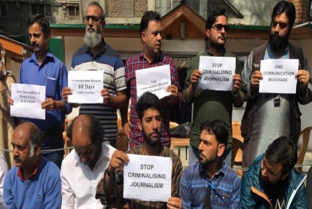 कश्मीर में झुकने को कहा, तो अखबार काफ्का, ऑरवेल की तरफ मुड़ गए