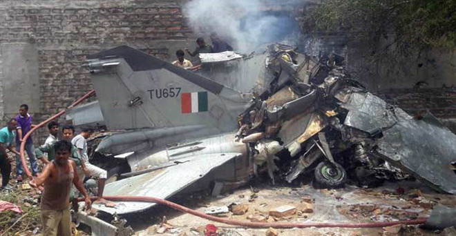 जोधपुर में वायु सेना का मिग 27 इमारत पर गिरा, दोनों पायलट सुरक्षित