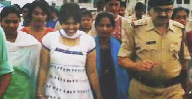 मुंबई: कड़ी सुरक्षा में हाजी अली दरगाह में दाखिल हुईं तृप्ति देसाई