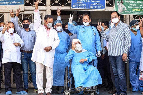 राजधानी दिल्ली में कोविड-19 से संक्रमित 82 वर्षीय मनमोहन सिंह पूरी तरह से स्वस्थ होने के बाद एलएनजेपी अस्पताल से हुए डिस्चार्ज