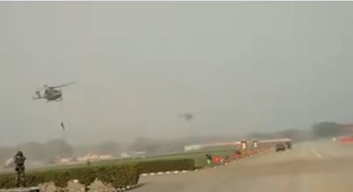 VIDEO: आर्मी-डे परेड की रिहर्सल के दौरान हादसा, हैलीकॉप्टर से गिरे तीन जवान घायल