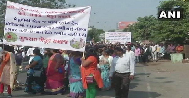 गुजरात में बुलेट ट्रेन परियोजना के विरोध में किसानो का प्रदर्शन