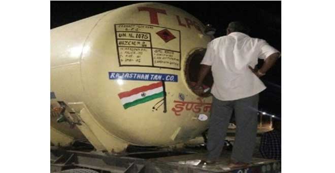 गुजरात में गैस टैंकर से शराब की 760 पेटियां जब्त