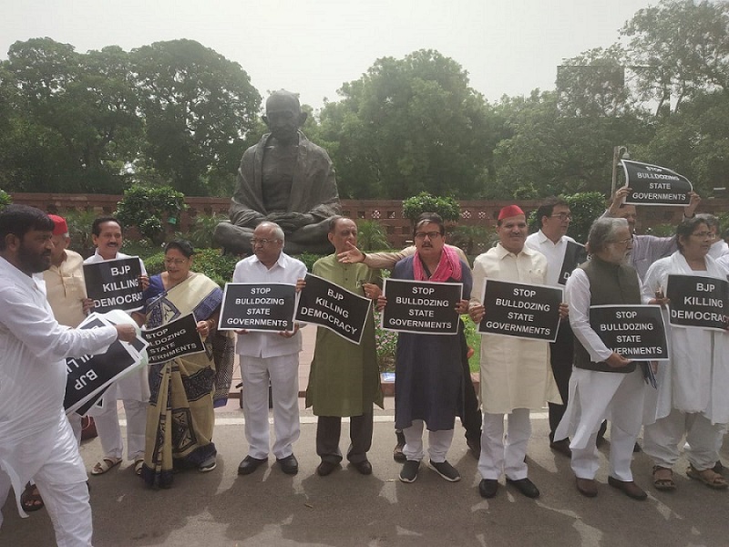 बीजेपी सरकार के खिलाफ संसद में गांधी प्रतिमा के सामने विरोध प्रदर्शन करते टीएमसी, एसपी, एनसीपी, आरजेडी, सीपीआई (एम) के सांसद