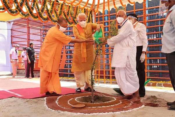 अयोध्या में राम मंदिर के शिलान्यास से पहले पारिजात का पौधा लगाते प्रधानमंत्री नरेंद्र मोदी और सीएम योगी आदित्यनाथ