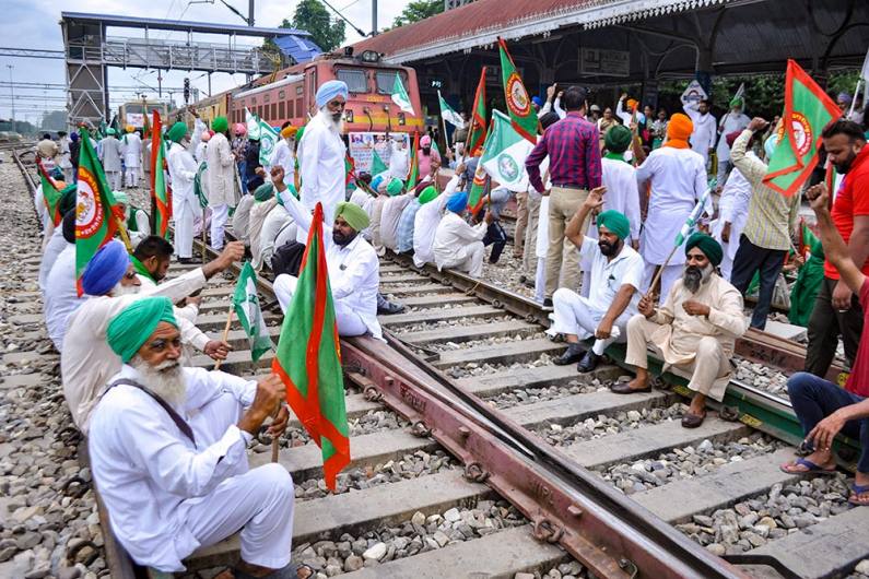 रेल रोको आंदोलन: पटरियों पर जमे किसान, मांग- गृह राज्यमंत्री अजय मिश्रा की गिरफ्तारी; नॉर्दन रेलवे- 30 जगहों पर असर