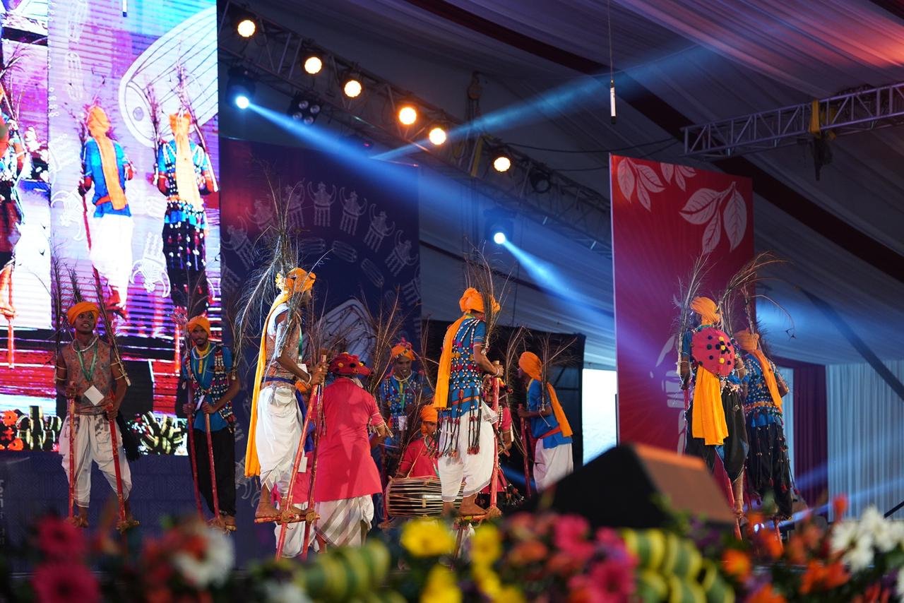 राष्ट्रीय आदिवासी नृत्य महोत्सव-छत्तीसगढ़ राज्योत्सव 2021 में छत्तीसगढ़ के कलाकारों द्वारा गेड़ी नृत्य की प्रस्तुति