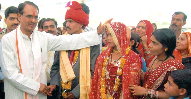 मप्र की मुख्यमंत्री कन्यादान योजना में हिंदू रीति से हो रहे विवाह, आदिवासी नेता का विरोध