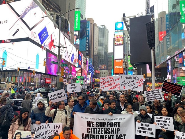 नागरिकता संशोधन अधिनियम के समर्थन में न्यूयॉर्क के टाइम्स स्क्वायर पर प्रदर्शन करते प्रवासी भारतीय