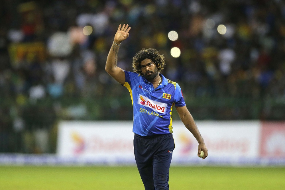 क्रिकेट को अलविदा कहने के बाद लोगों का अभिवादन स्वीकार करते श्रीलंका के गेंदबाज लसिथ मलिंगा