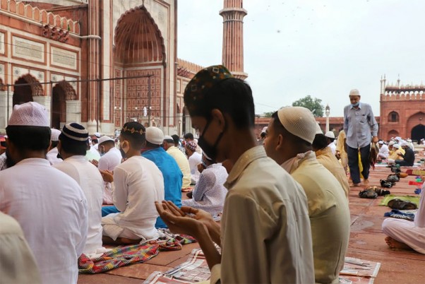 कोरोना वायरस के खिलाफ एहतियात के तौर पर मास्क पहनकर नई दिल्ली में जामा मस्जिद में ईद उल-अजहा के अवसर पर नमाज अदा करते लोग