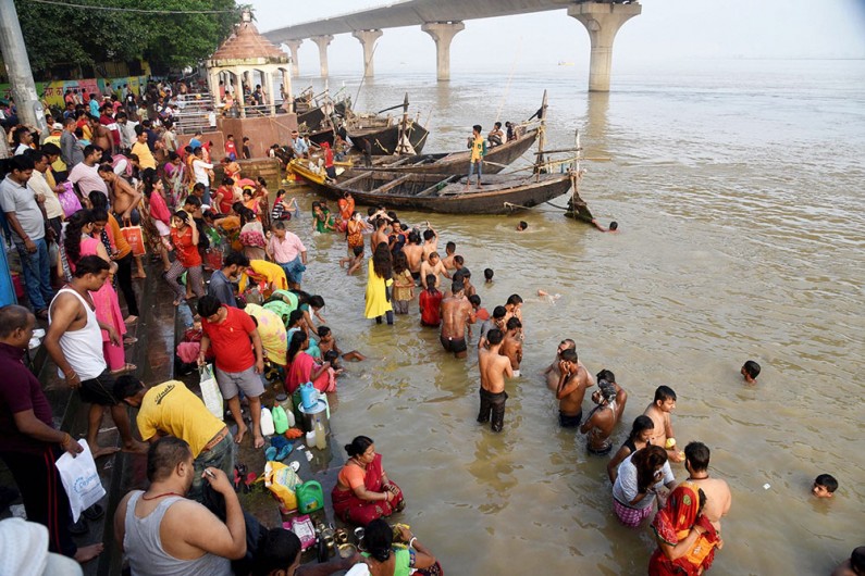 पटना में 'नवरात्रि' के पहले दिन गंगा नदी में डुबकी लगाते श्रद्धालु
