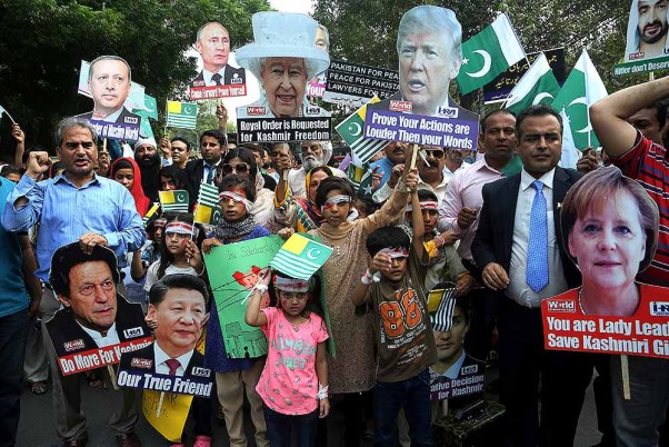 लाहौर में अंतरराष्ट्रीय मानव अधिकार आंदोलन द्वारा कश्मीर के समर्थन में आयोजित एक प्रदर्शन के दौरान पाकिस्तानी बच्चे