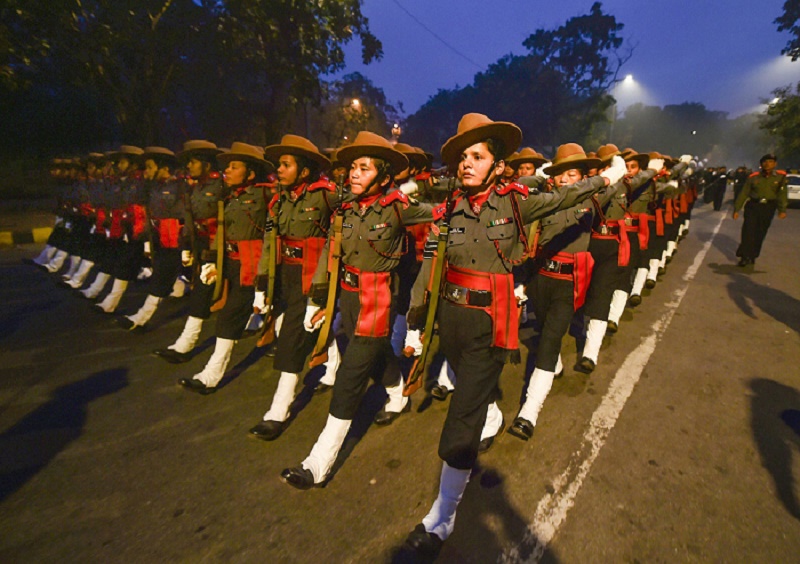 नई दिल्ली के राजपथ में गणतंत्र दिवस परेड के लिए रिहर्सल करतीं असम राइफल्स की महिला सैनिक