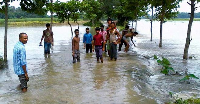 बिहार में बाढ़ से भारी तबाही, मरने वालों की संख्या बढ़कर 56 हुई