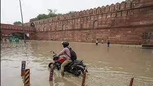 दिल्ली बाढ़: लाल किले तक पहुंचा यमुना का पानी; मेट्रो सेवाएं प्रभावित, स्कूल रविवार तक बंद