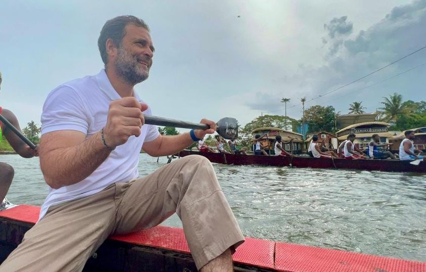 जब नाव मझधार में फंस जाए, तब पतवार...कांग्रेस अध्यक्ष चुनाव के बीच राहुल गांधी ने फेसबुक पर क्यों लिखा?