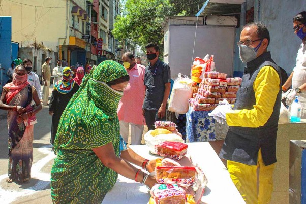 कोरोना वायरस के मद्देनजर देशभर में लॉकडाउन के दौरान भोपाल में गरीबों को खाने का पैकेट बांटते मध्य प्रदेश के मुख्यमंत्री शिवराज सिंह चौहान