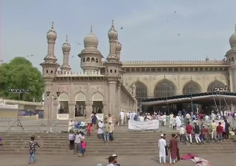 ईद-उल-फितर के दौरान हैदराबाद स्थित मक्का मस्जिद के बाहर का नजारा