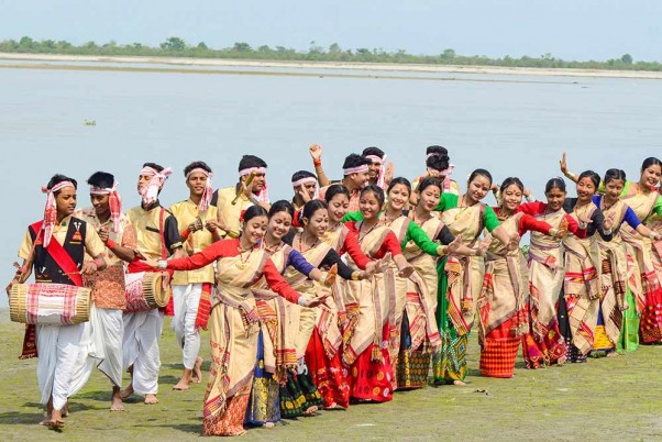 असम के डिब्रूगढ़ में रोंगाली बिहू की पूर्व संध्या पर प्रस्तुत आकर्षक नृत्य