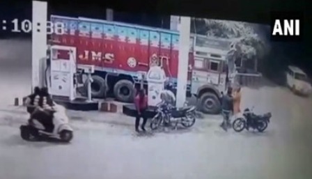 Video: जौनपुर में BJP नेता की गुंडागर्दी, CCTV में कैद हुई ट्रक ड्राइवर को पीटने की घटना