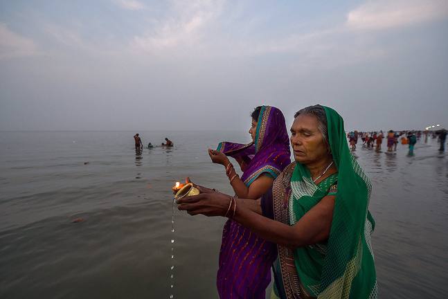 कोलकाता के सागर द्वीप पर मकर संक्रांति के अवसर पर श्रद्धालु