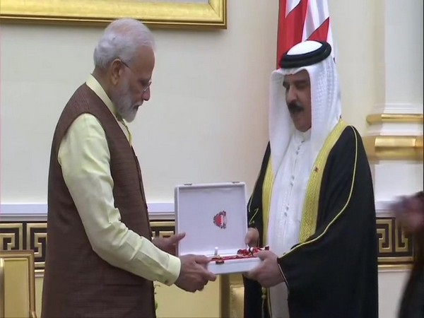 प्रधानमंत्री मोदी को बहरीन के सम्मान 'द किंग हमाद ऑर्डर ऑफ द रेनेसां' से सम्मानित करते बहरीन के राजा